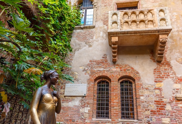 Estatua de Julieta y balcón de la casa de Julieta en Verona, Italia