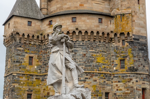 Estatua junto al castillo medieval de Vitre. Departamento de Ille-et-Vilaine, región de Bretaña, Francia