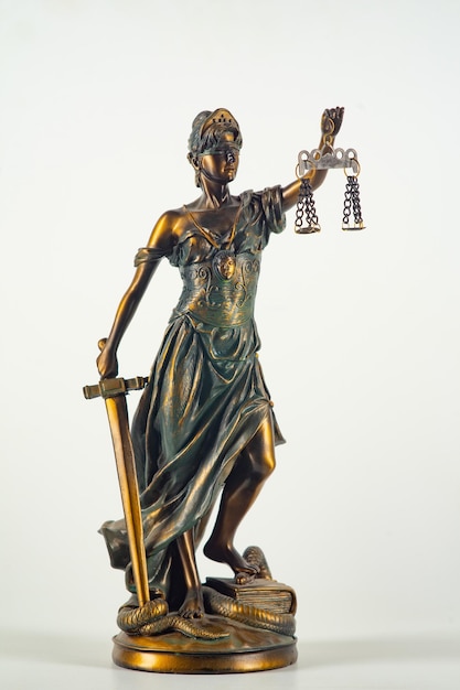 Estatua de la justicia aislada sobre fondo blanco. Concepto de ley.