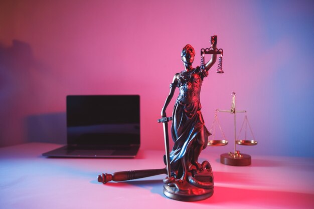 La estatua de la justicia en la notaría. Concepto de derecho legal.