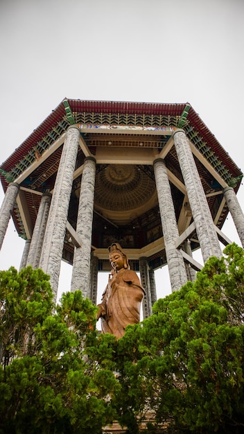 Foto la estatua del kuan yin en el templo kek lok si templo de la felicidad suprema un templo budista situ