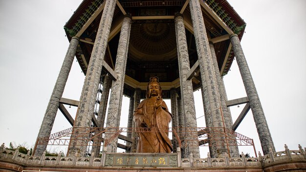 Foto la estatua del kuan yin en el templo kek lok si templo de la felicidad suprema un templo budista situ