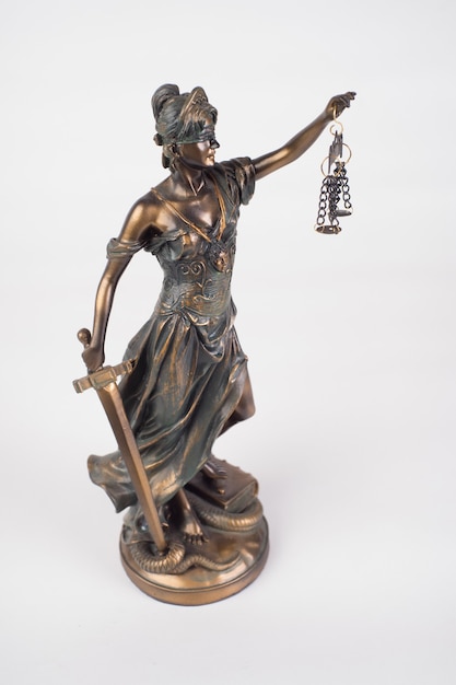 Foto la estatua de lady justice es la diosa griega antigua. es un símbolo de justicia aislado en blanco.