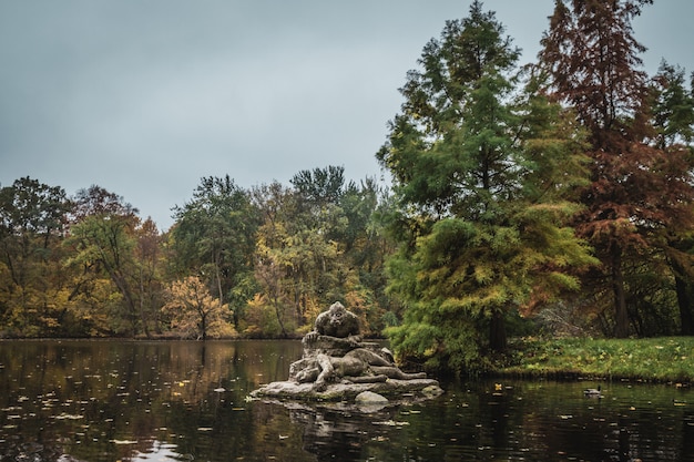 Estatua en un lago en Treptower Park en Berlín.