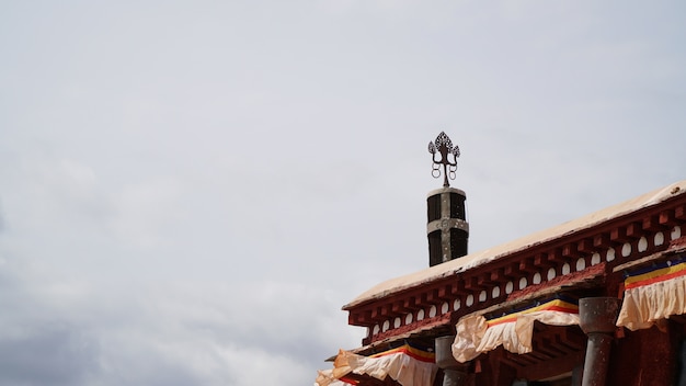 Estatua de latón en el techo con cielo