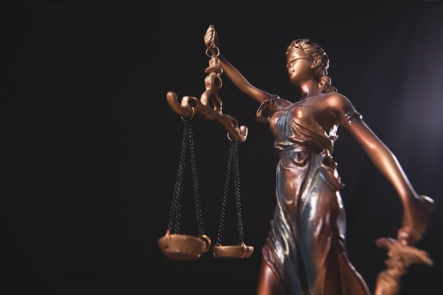 Estátua legal e jurídica da senhora Justiça com escalas de justiça