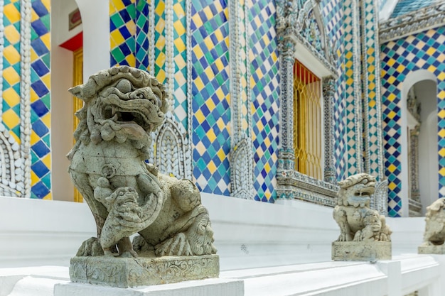 Estatua de león al estilo chino en el templo tailandés en el gran palacio real