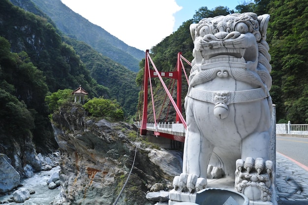 Estatua de león chino de mármol en Taroko Gorge Taiwán