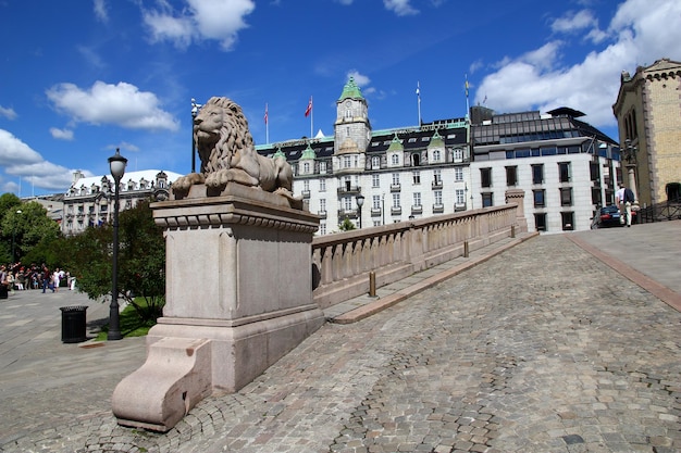 La estatua del león cierra el parlamento noruego en Oslo Noruega