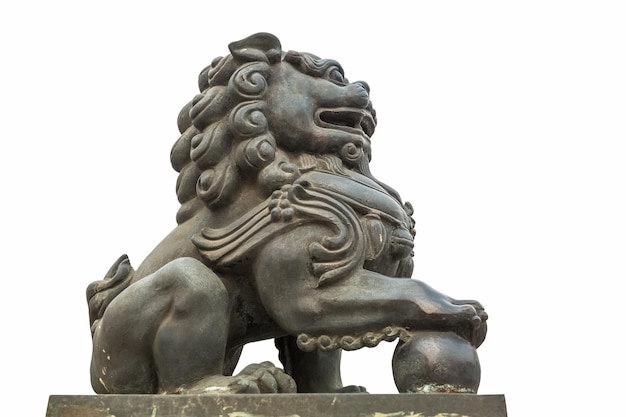 Estatua de león de cobre aislada en blanco con trazado de recorte
