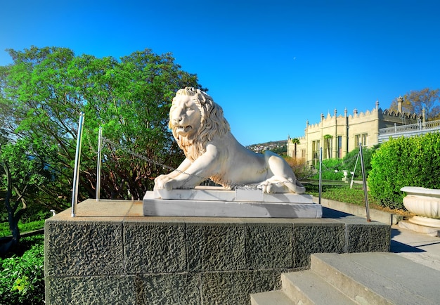 Estatua de león y escaleras en el palacio de Vorontsov