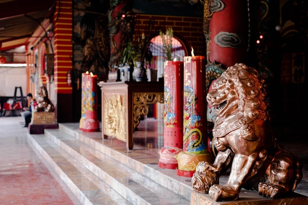 Estatua de león frente al templo confuciano chino