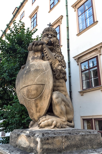 Estatua de león en el Palacio Real Hofburg en Viena Austria