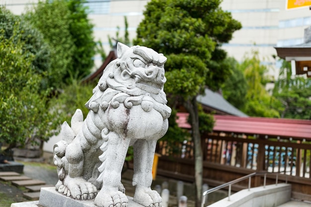 Estatua del león en el templo de Japón