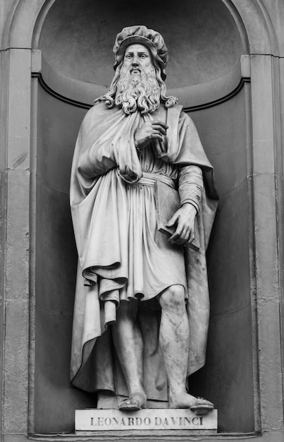 Estatua de Leonardo da Vinci del genio situada frente a la Galería de los Uffizi en Florencia Italia en el área pública