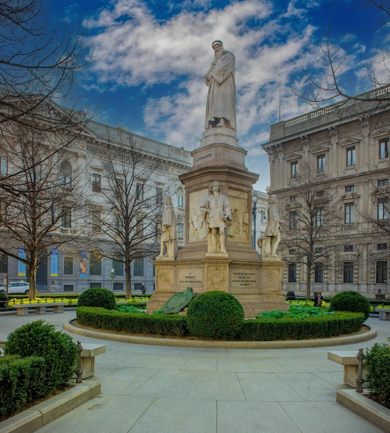 Estatua de Leonardo da Vinci en Milán