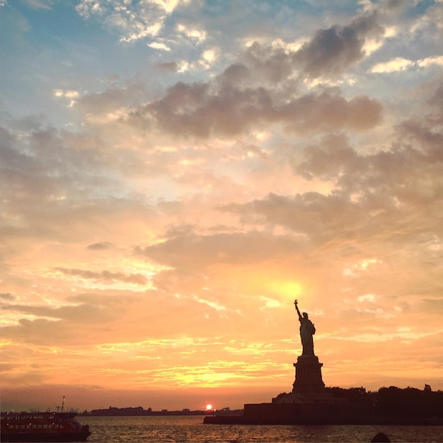 Foto la estatua de la libertad al atardecer