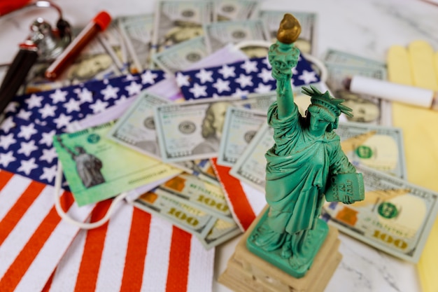 Estatua de la libertad en billetes y bandera de Estados Unidos