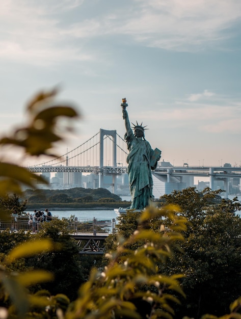 Foto estatua de la libertad en la ciudad contra el cielo