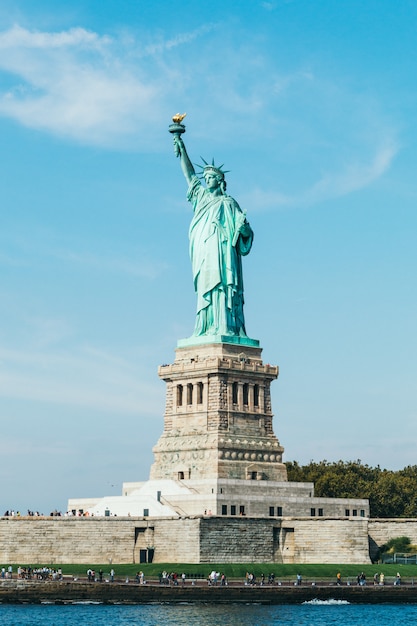 Foto estatua de la libertad en la ciudad de nueva york (ee. uu.)