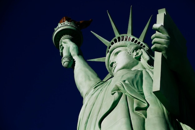La Estatua de la Libertad contra el cielo azul claro