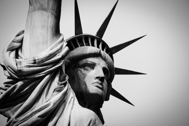 La Estatua de la Libertad contra el cielo despejado