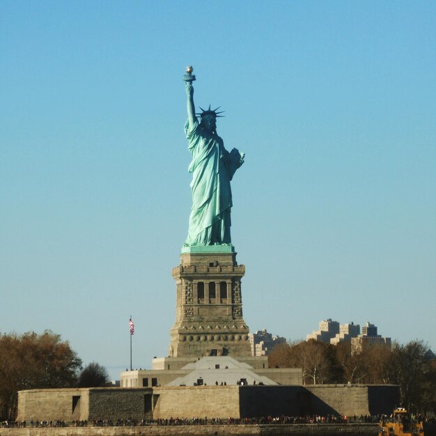 Foto la estatua de la libertad contra el cielo despejado