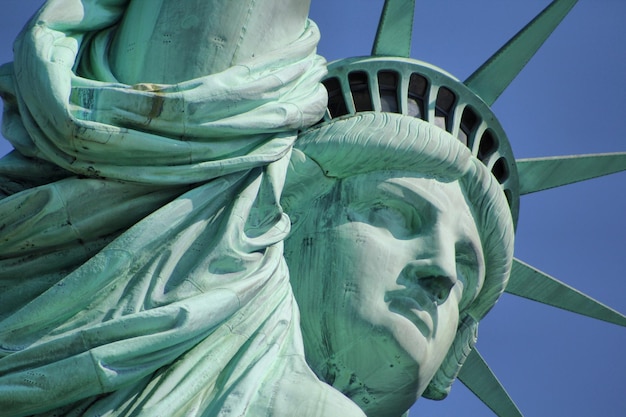 La Estatua de la Libertad contra el cielo despejado