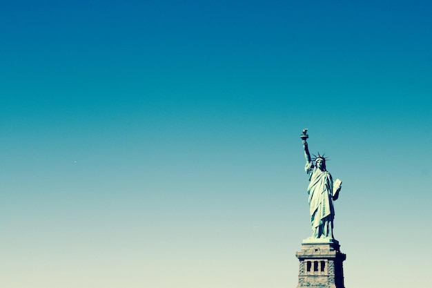 La Estatua de la Libertad contra el cielo despejado