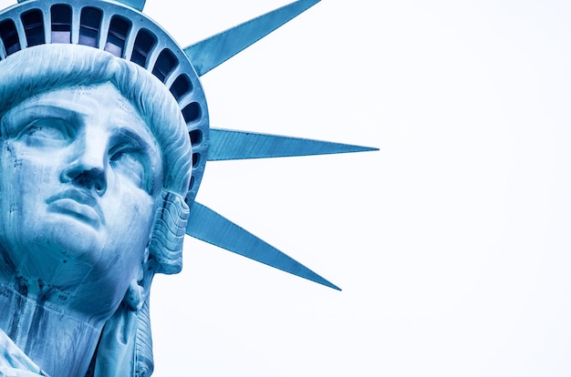 La Estatua de la Libertad contra el cielo despejado