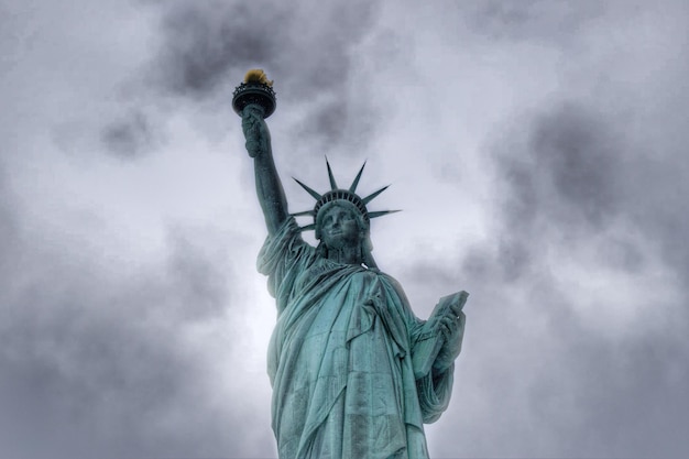La Estatua de la Libertad contra el cielo nublado