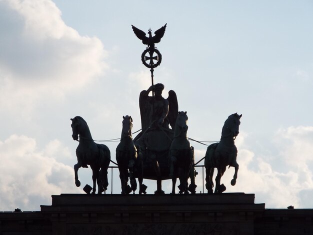 Foto la estatua de la libertad contra el cielo nublado