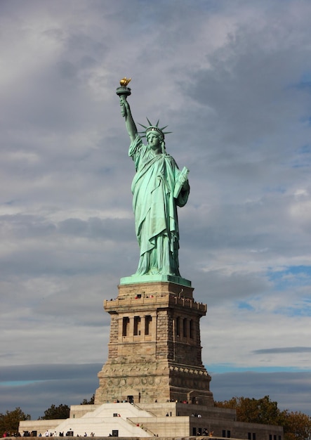 Foto la estatua de la libertad contra el cielo nublado