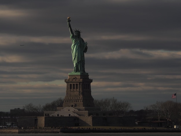 La Estatua de la Libertad contra el cielo nublado