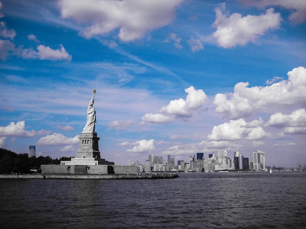 Foto la estatua de la libertad contra el cielo nublado