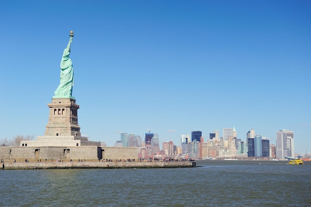 La estatua de la libertad se enfrenta a la ciudad de Nueva York Manhattan