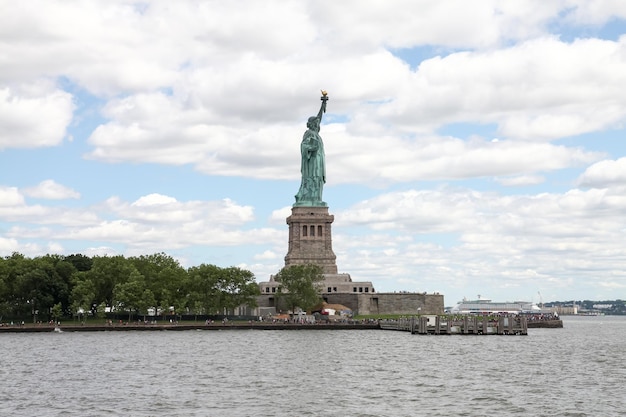 La estatua de la libertad es famosa en Nueva York, EE.UU.