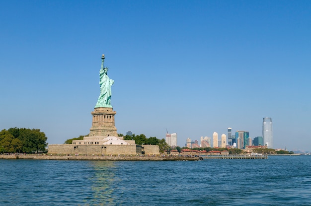 La estatua de la libertad y el horizonte de Manhattan