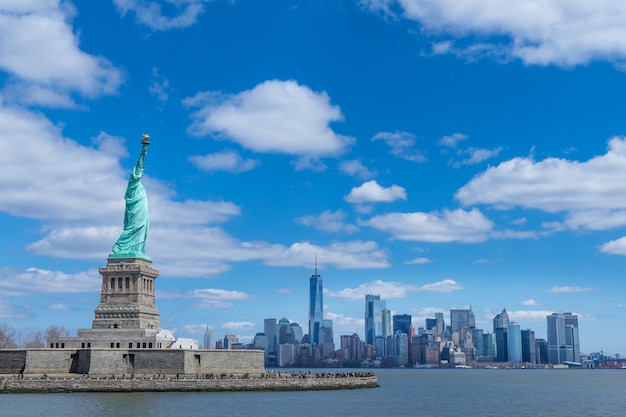 La Estatua de la Libertad y Manhattan, Nueva York, EE.UU.