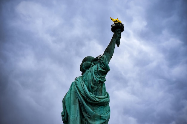 La Estatua de la Libertad mira hacia el cielo