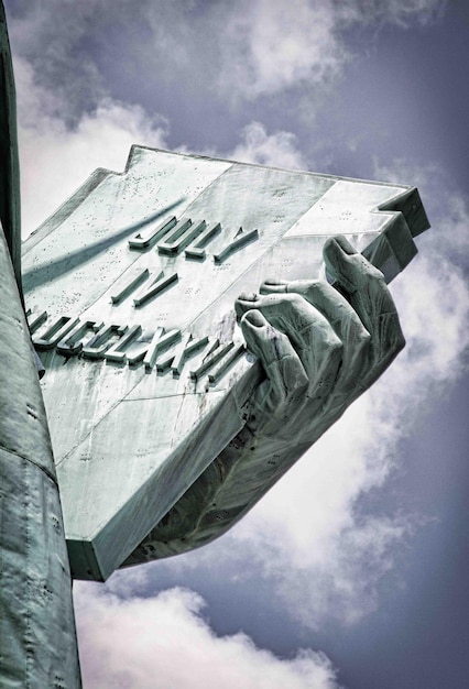 Foto estatua de la libertad recortada contra el cielo