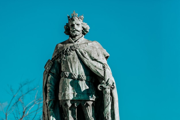 Estatua de Luis I de Hungría en la Plaza de los Héroes. Budapest, Hungría