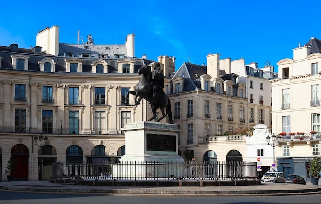 Estatua de Luis XIV en la Place des Victoires en París Francia