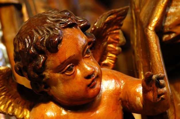 Estatua de madera en una iglesia católica