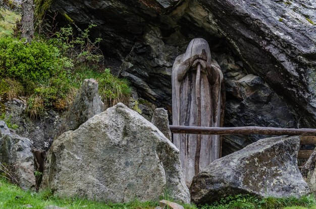 Estatua de madera en la montaña