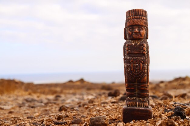 Estátua maia antiga no deserto de rochas