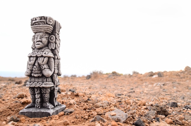 Estátua maia antiga no deserto de rochas