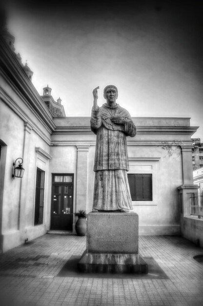 Foto estatua de mamerto esquiu fuera de la catedral