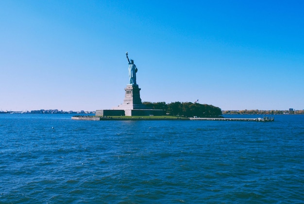 Estatua en el mar contra el cielo azul claro