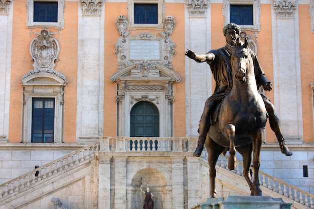 Estatua Marco Aurelio en la Colina Capitolina en Roma Italia